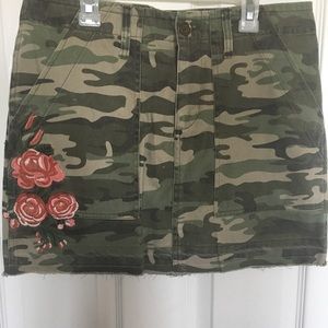 Sanctuary Camo skirt with rose embroidery